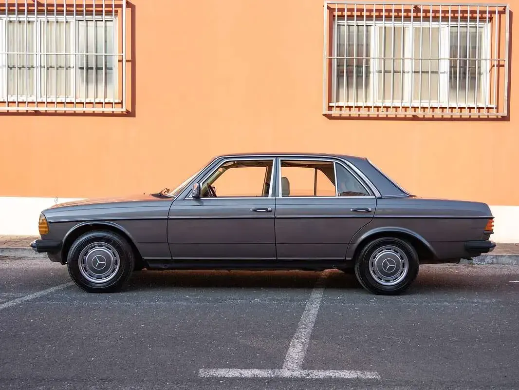 Usata Mercedes E230 136 CV (100 kW) 1982 Marrone Berlina