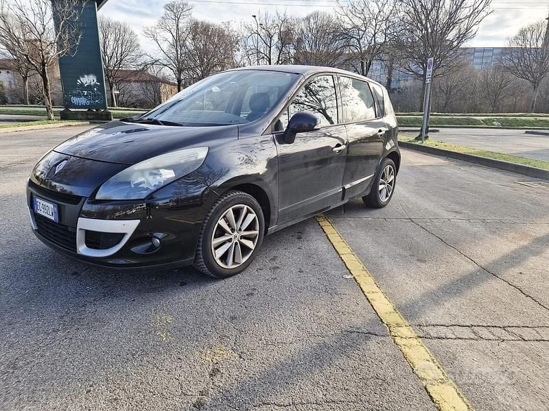 Nero Usata 2010 Renault Scénic Monovolume | 2999 € (Buon prezzo) - Immagine 1/4