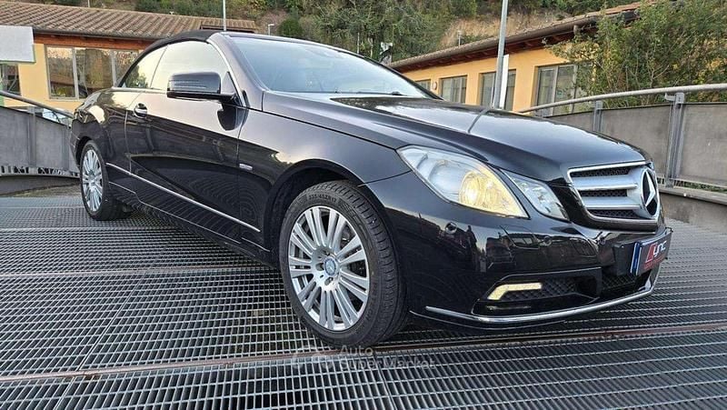 Usata Mercedes E200 Luxury 184 CV (135 kW) 2010 Nero Cabrio