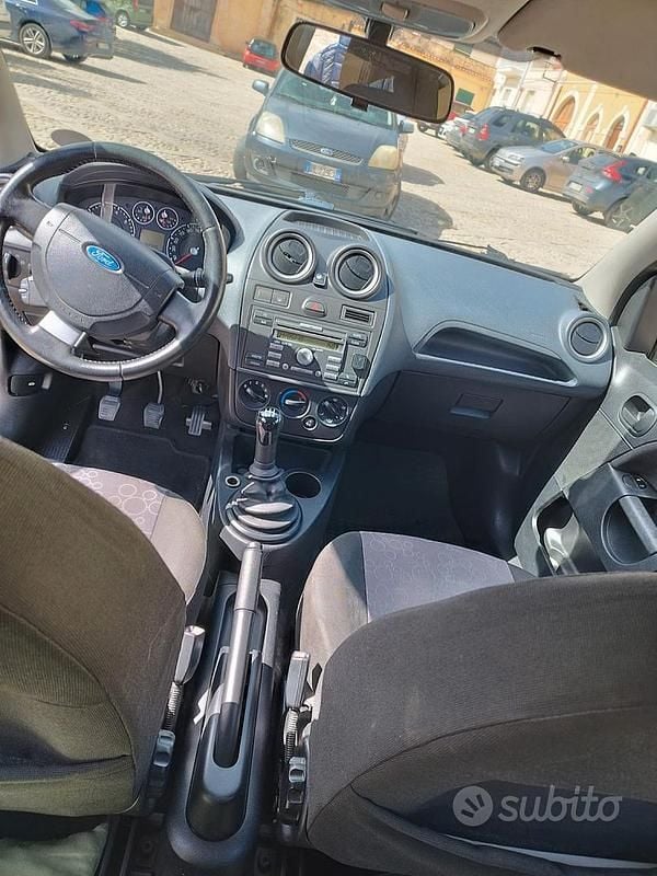 Begagnad Ford Fiesta 53 HK (38 kW) 2008 Grå Halvkombi