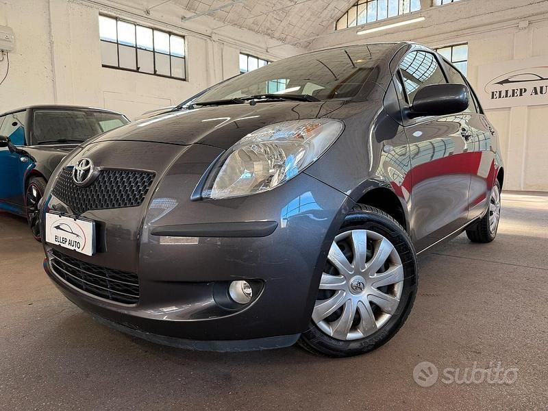 Usata Toyota Yaris Sol 87 CV (63 kW) 2008 Grigio Utilitaria