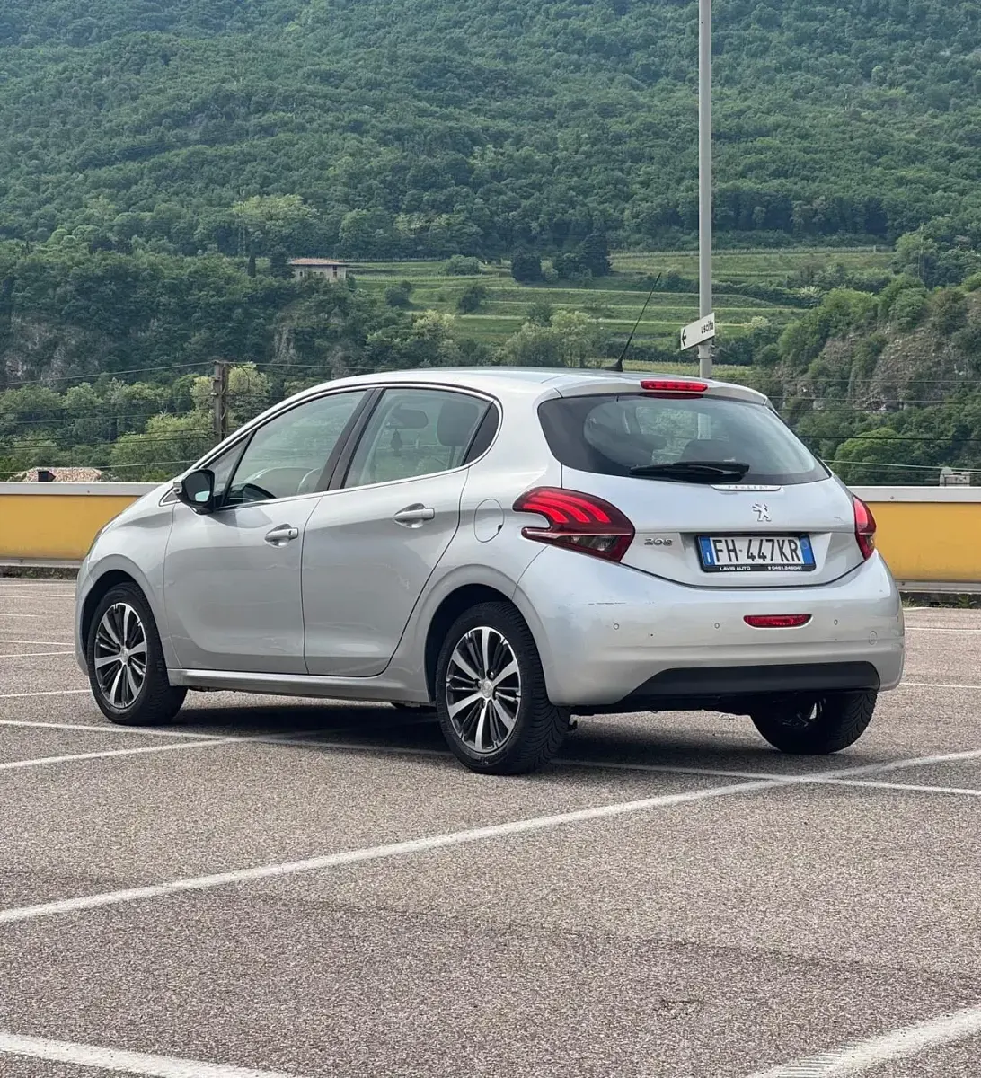 Usata Peugeot 208 Allure 75 CV (55 kW) 2017 Argento Utilitaria