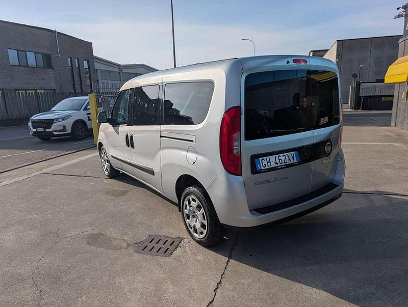 Usata Fiat Doblò Lounge 105 CV (77 kW) 2022 Argento Monovolume