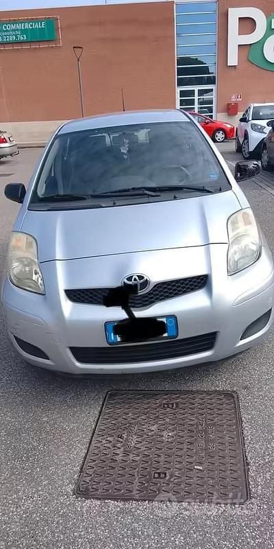 Usata Toyota Yaris 2012 Grigio Utilitaria