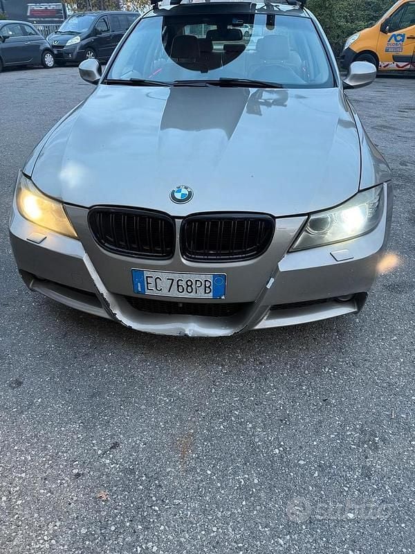 Usata BMW 318 143 CV (105 kW) 2010 Grigio Berlina