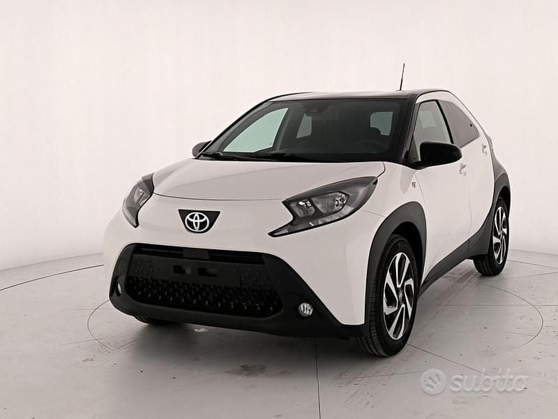 Super white & black met Nuova 2025 Toyota Aygo X Trend SUV | 17.900 € (Buon prezzo) - Immagine 1/4