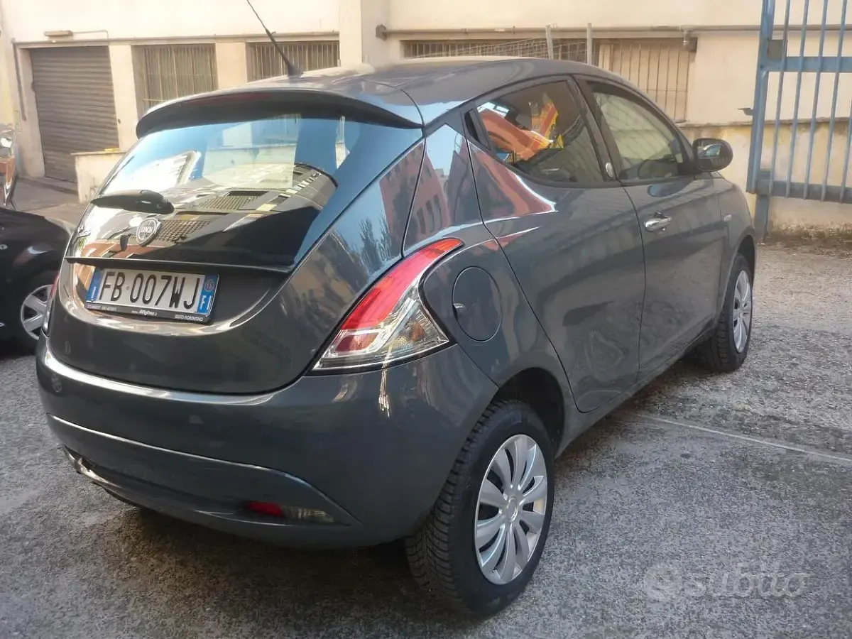 Usata Lancia Ypsilon Gold 80 CV (58 kW) 2015 Grigio Utilitaria