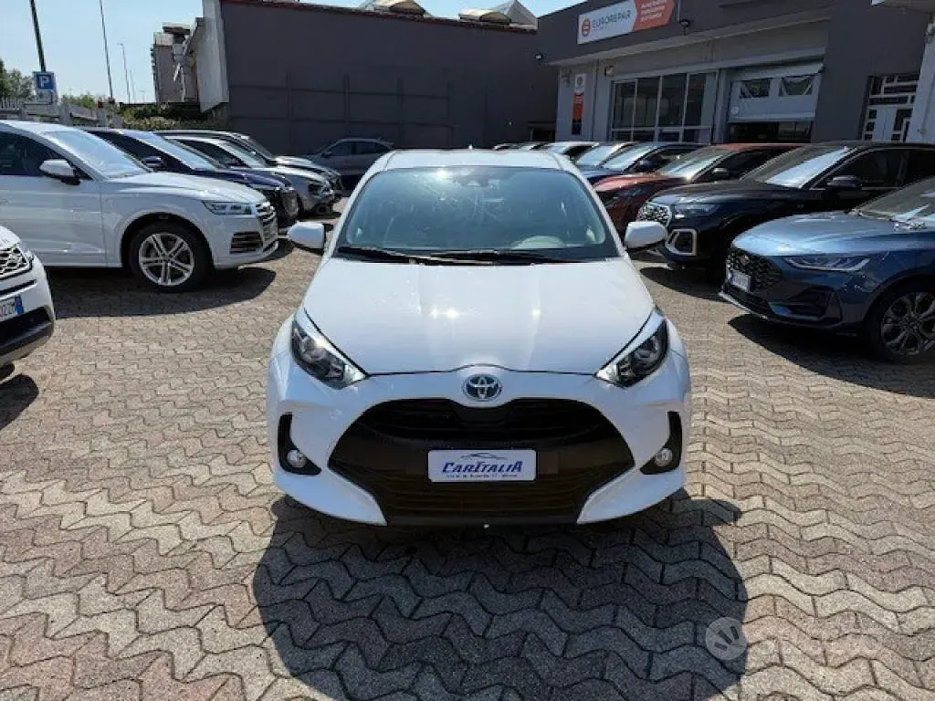 Gebraucht Toyota Yaris Hybrid Business Edition 92 PS (67 kW) 2022 Weiß Limousine