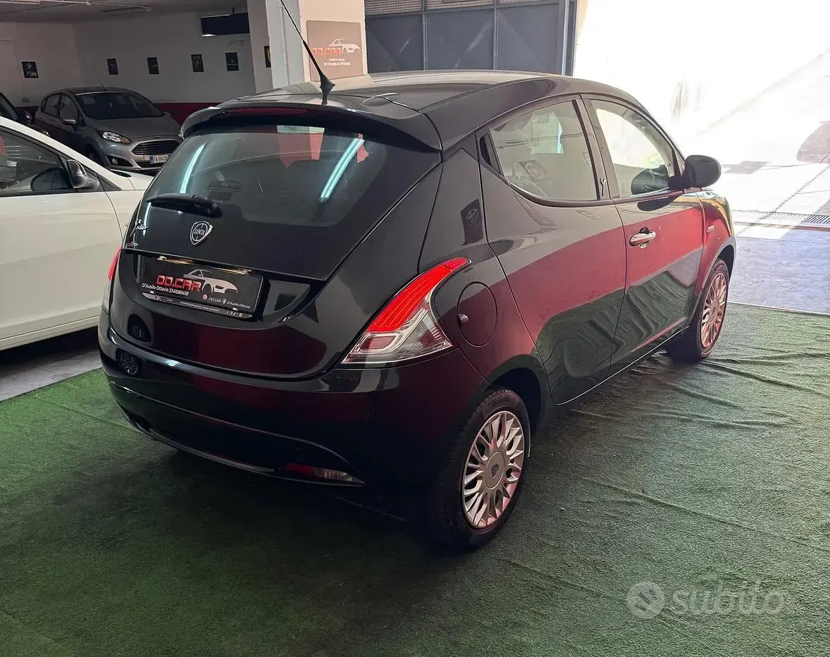 Usata Lancia Ypsilon 69 CV (50 kW) 2018 Nero Utilitaria