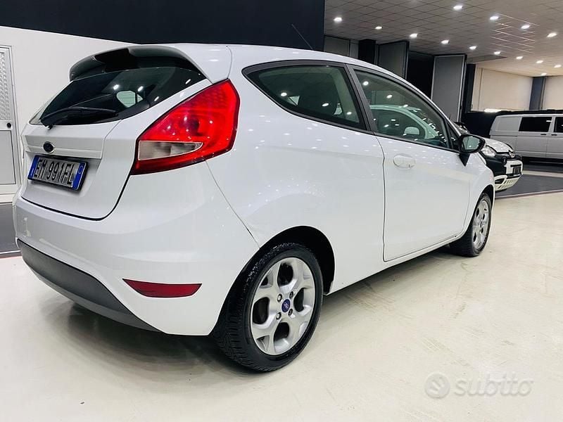 Usata Ford Fiesta Titanium 71 CV (52 kW) 2013 Bianco Berlina
