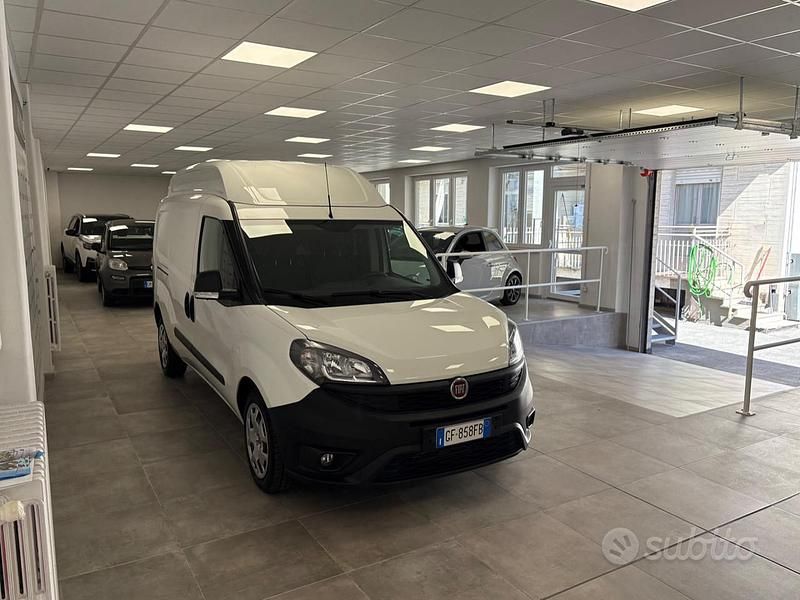 Usata Fiat Doblò Lounge 120 CV (88 kW) 2021 Bianco Monovolume