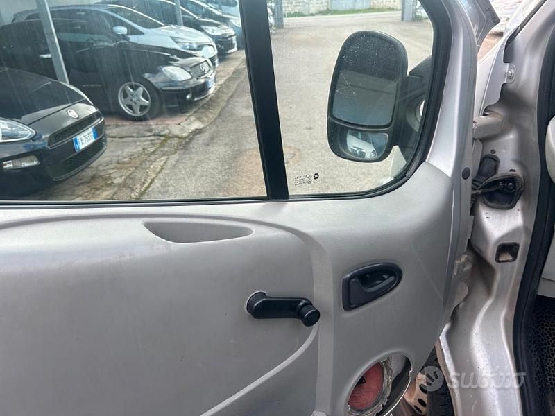 Usata Renault Trafic 114 CV (83 kW) 2008 Grigio Monovolume