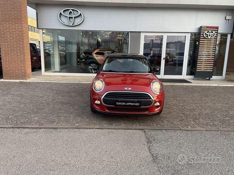 Begagnad Mini ONE 102 HK (75 kW) 2017 Röd Halvkombi