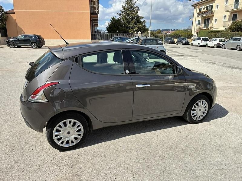 Usata Lancia Ypsilon 69 CV (50 kW) 2013 Grigio Utilitaria