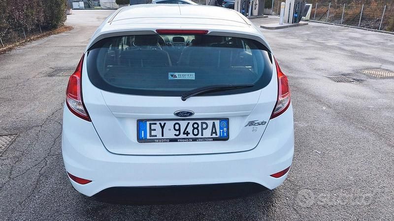 Usata Ford Fiesta 75 CV (55 kW) 2015 Bianco Utilitaria