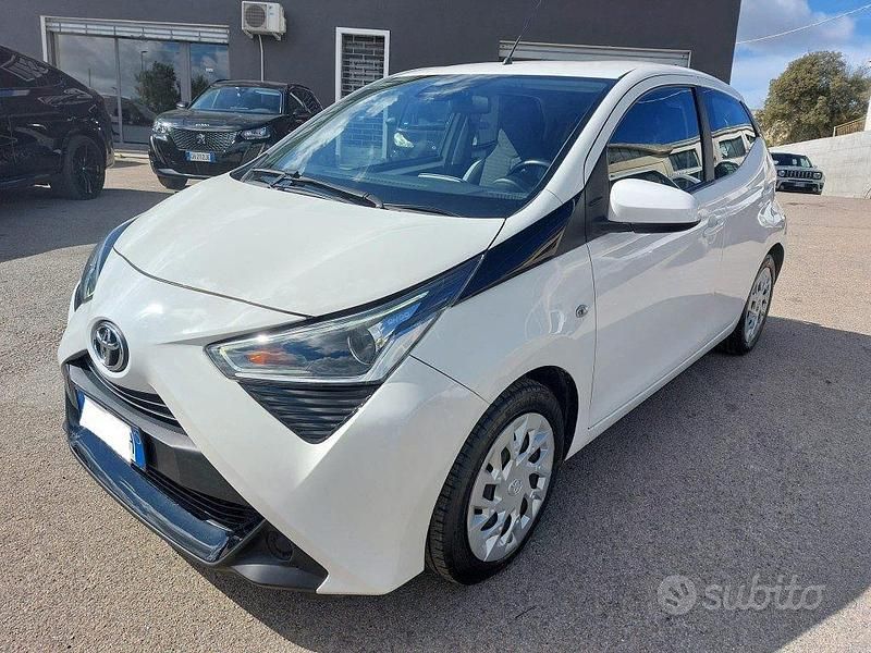 Bianco(met.) Usata 2020 Toyota Aygo Connect Style Due volumi | 12.500 € (Buon prezzo) - Immagine 1/4
