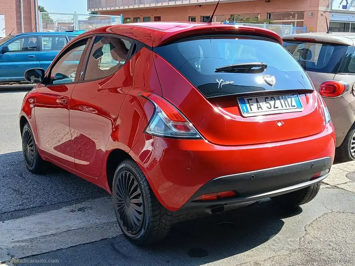 Usata Lancia Ypsilon 69 CV (50 kW) 2015 Rosso Utilitaria