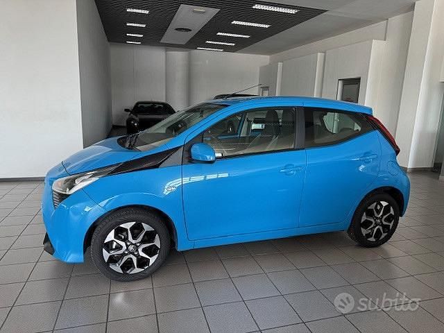 Usata Toyota Aygo X-play 72 CV (52 kW) 2019 Blu azzurro Utilitaria