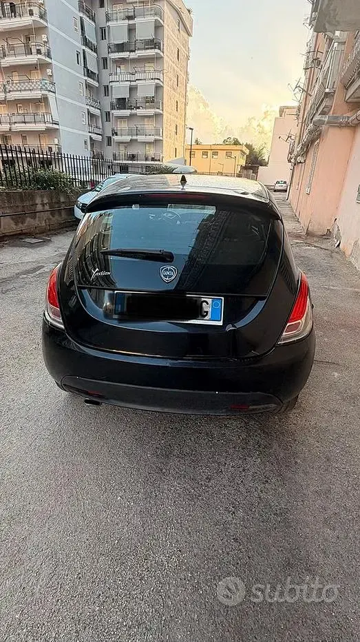 Usata Lancia Ypsilon 69 CV (50 kW) 2013 Nero Utilitaria