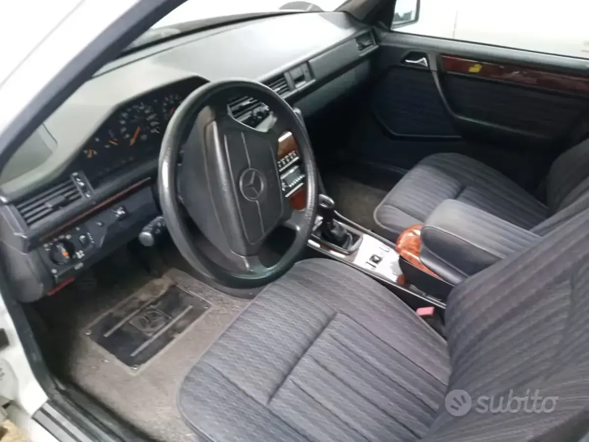 Usata Mercedes E200 136 CV (100 kW) 1993 Bianco Berlina