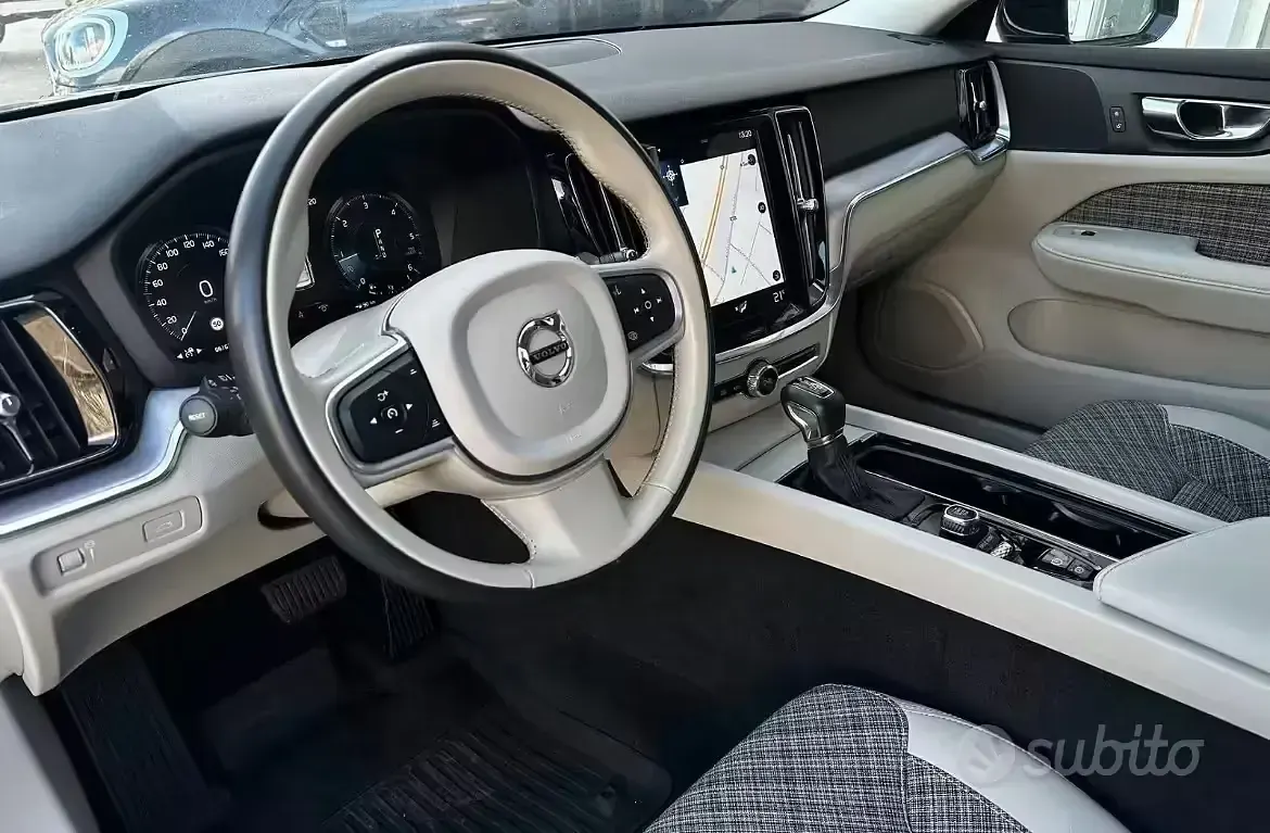 Usata Volvo V60 Momentum 150 CV (110 kW) 2019 Nero Station wagon
