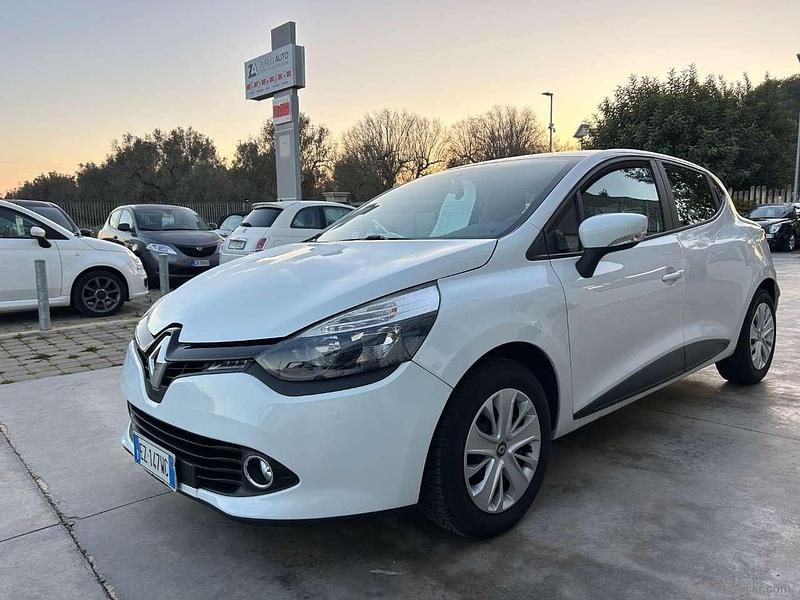Bianco Usata 2015 Renault Clio IV Tre volumi | 6500 € (Buon prezzo) - Immagine 1/4