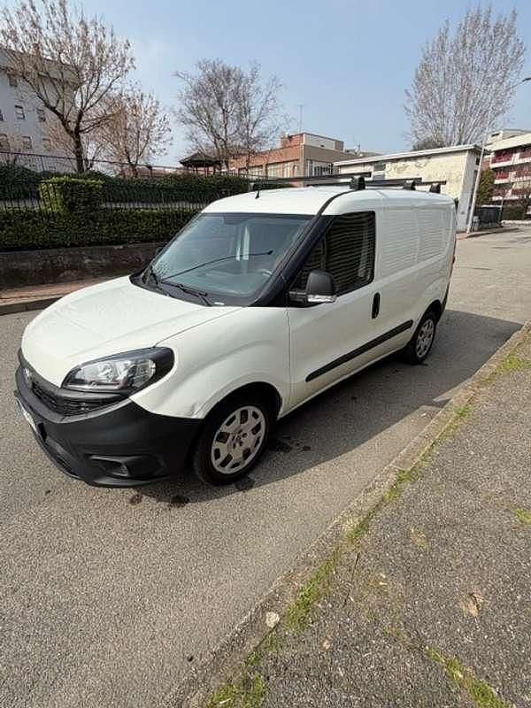 Usata Fiat Doblò Active 103 CV (75 kW) 2021 Bianco Monovolume