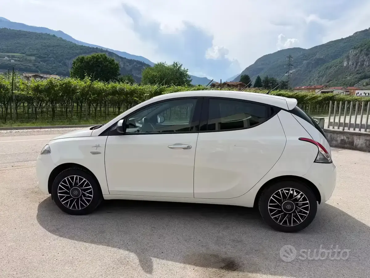 Usata Lancia Ypsilon 60 CV (44 kW) 2017 Bianco Utilitaria