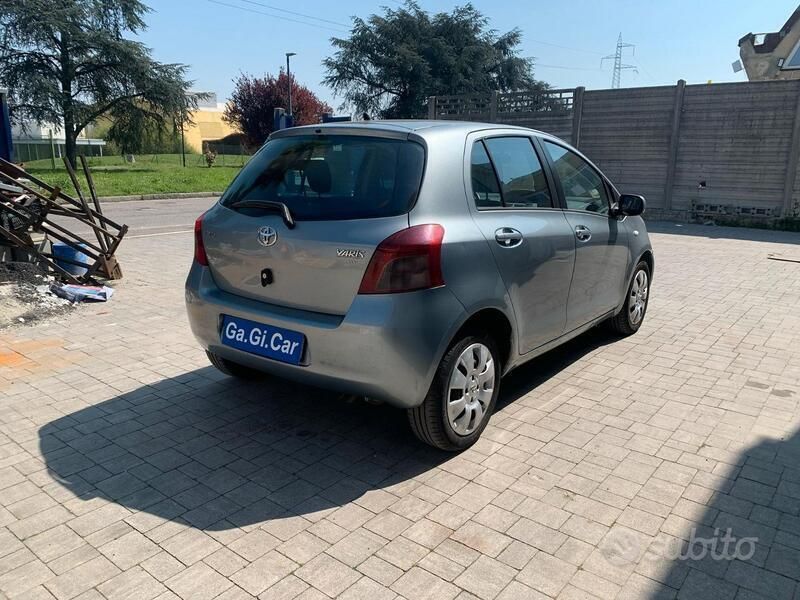 Usata Toyota Yaris 87 CV (63 kW) 2006 Grigio Utilitaria