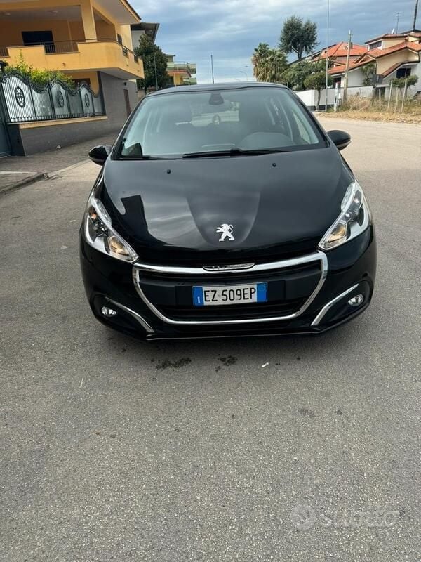 Nero Usata 2015 Peugeot 208 Allure Due volumi | 5500 € (Ottimo prezzo) - Immagine 1/4