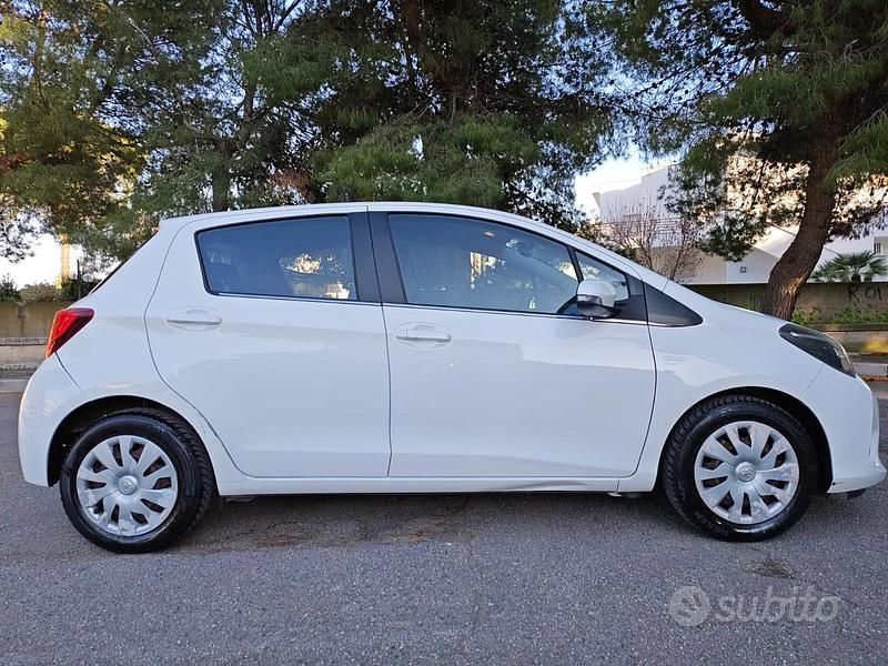 Usata Toyota Yaris 69 CV (50 kW) 2015 Bianco Utilitaria