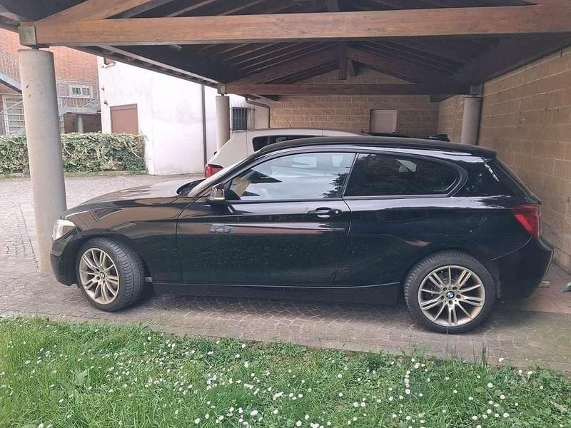 Usata BMW 114 102 CV (75 kW) 2012 Nero Utilitaria