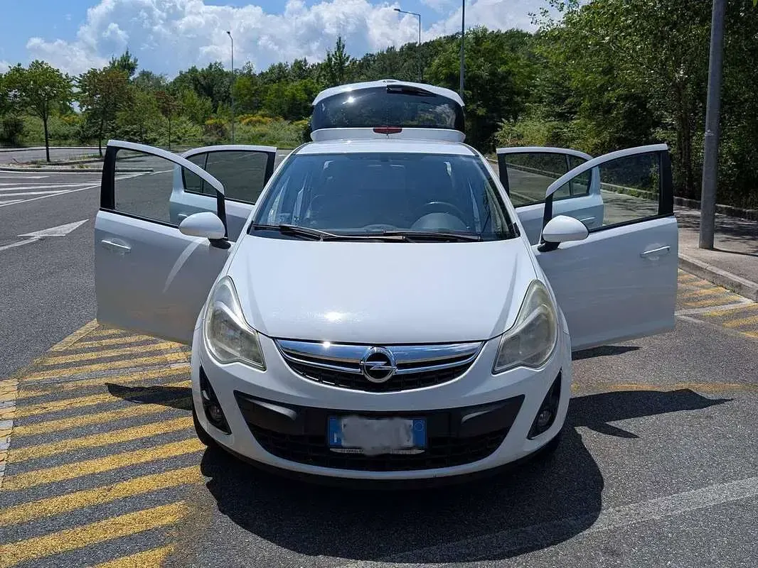 Usata Opel Corsa Edition 75 CV (55 kW) 2012 Bianco Utilitaria
