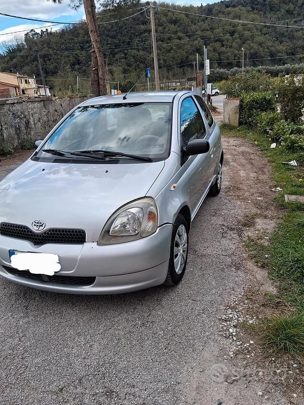 Usata Toyota Yaris 68 CV (50 kW) 2002 Grigio Berlina