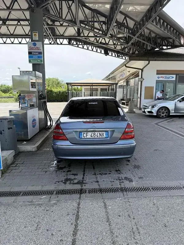 Usata Mercedes E220 Avantgarde 150 CV (110 kW) 2003 Blu/azzurro Berlina