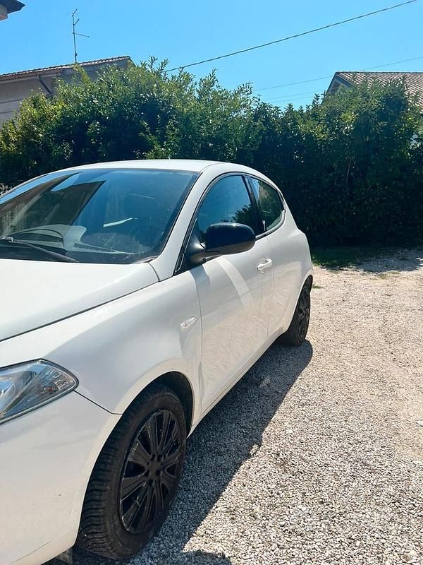 Usata Lancia Ypsilon 69 CV (50 kW) 2016 Bianco Utilitaria