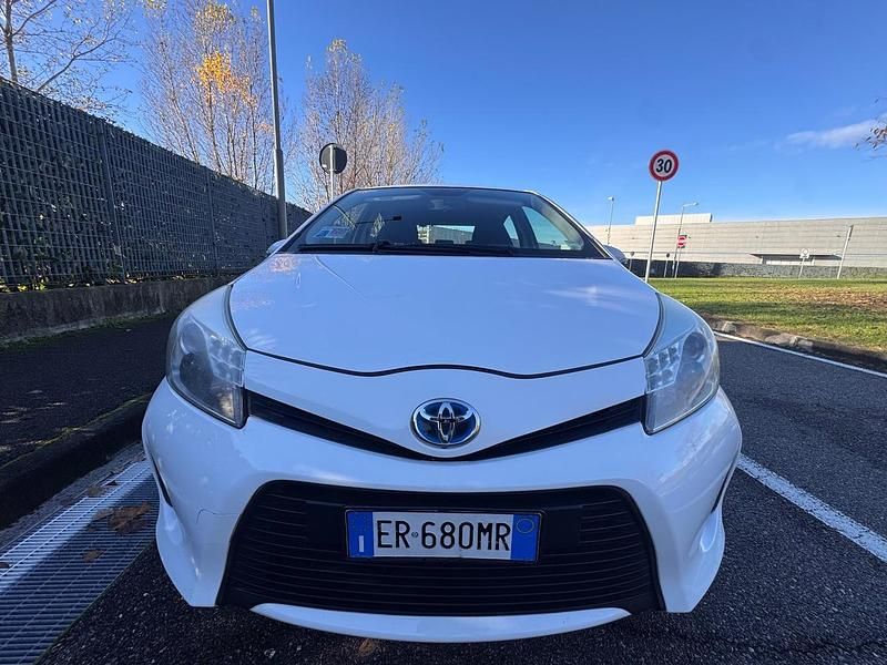 Bianco Usata 2014 Toyota Yaris Hybrid Active Tre volumi | 5999 € (Buon prezzo) - Immagine 1/4