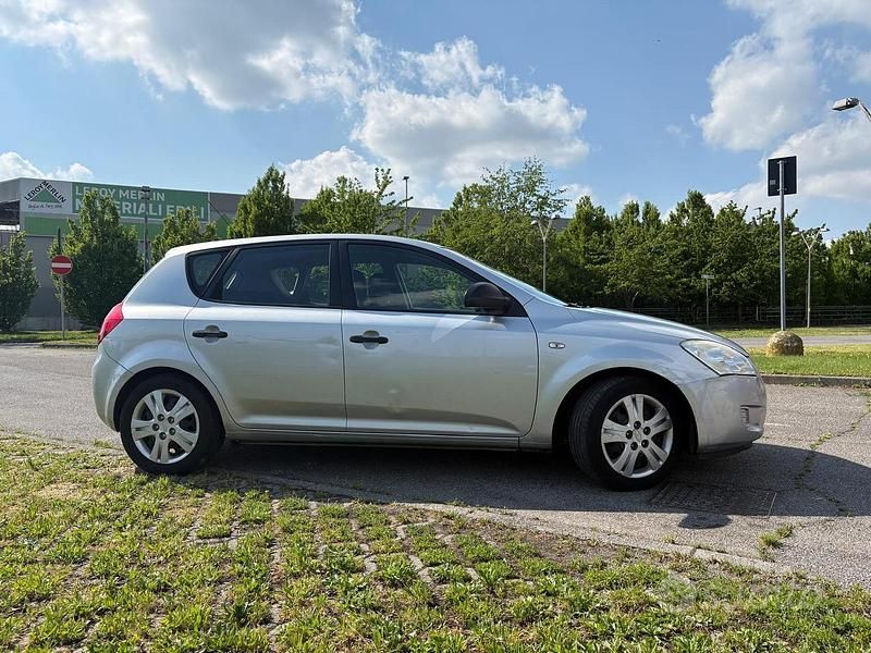 Usata Kia Ceed 90 CV (66 kW) 2007 Grigio Utilitaria
