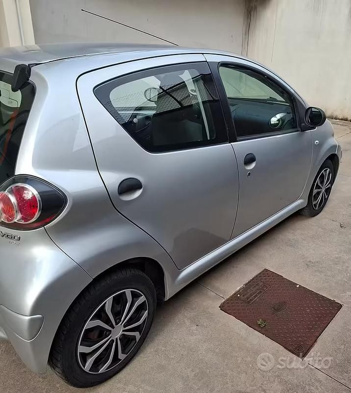 Usata Toyota Aygo 68 CV (50 kW) 2010 Grigio Utilitaria