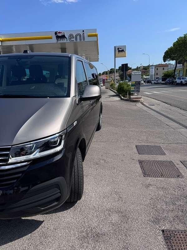 Usata VW Caravelle 150 CV (110 kW) 2023 Grigio Furgone