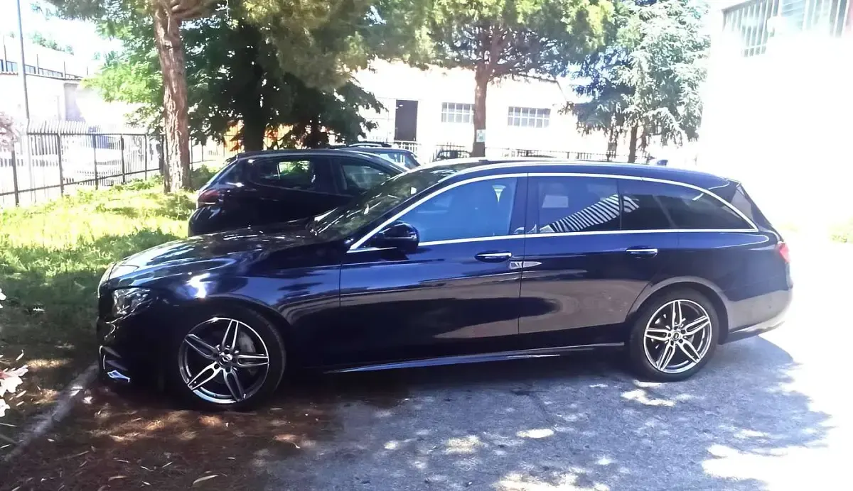 Gebraucht Mercedes E220 Premium 194 PS (142 kW) 2020 Blau Kombi