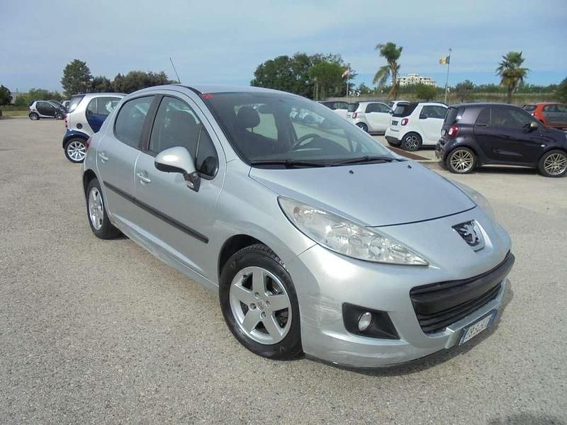 Argento Usata 2010 Peugeot 207 Tre volumi | 1200 € (Ottimo prezzo) - Immagine 1/4