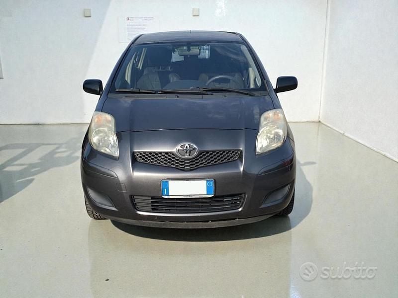 Usata Toyota Yaris 69 CV (50 kW) 2011 Antracite metallizzato Utilitaria