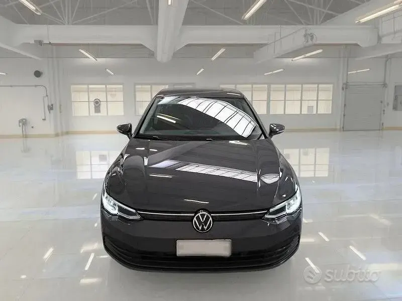 Usata VW Golf VIII Life 115 CV (84 kW) 2022 Grigio Berlina