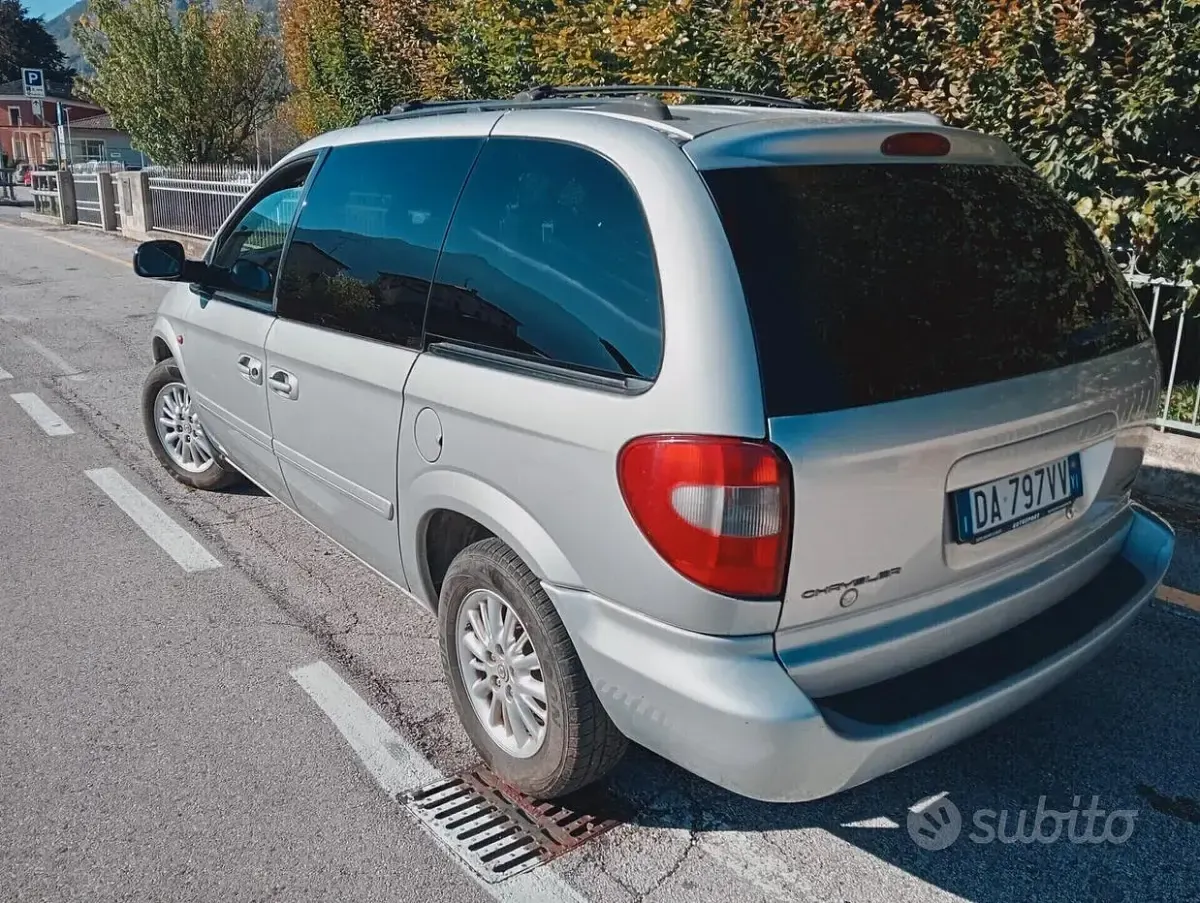 Usata Chrysler Voyager 150 CV (110 kW) 2006 Grigio Monovolume