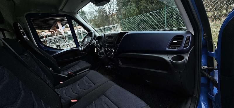 Usata Iveco Daily 140 CV (102 kW) 2017 Blu/azzurro Furgone