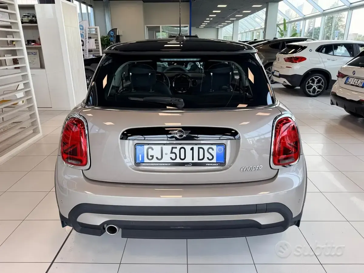 Begagnad Mini Cooper Classic 136 HK (100 kW) 2022 Grå Halvkombi