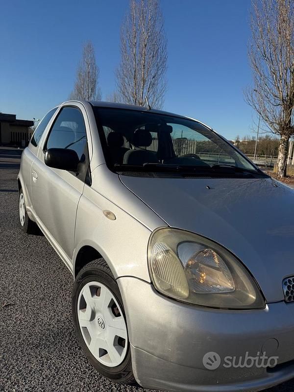 Usata Toyota Yaris 68 CV (50 kW) 2000 Grigio Berlina