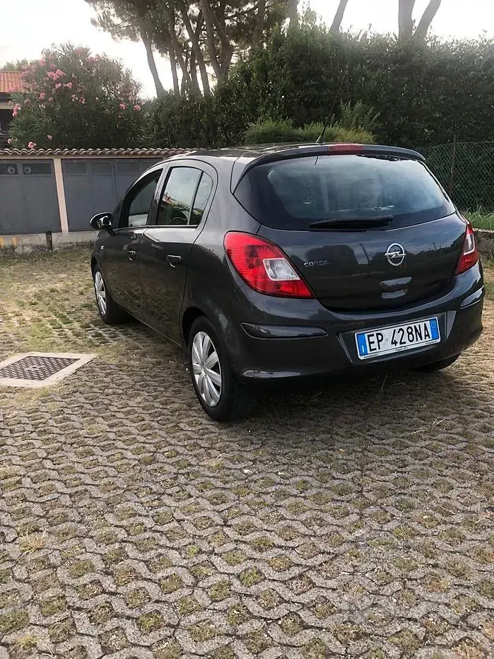 Usata Opel Corsa Edition 85 CV (62 kW) 2012 Marrone Utilitaria