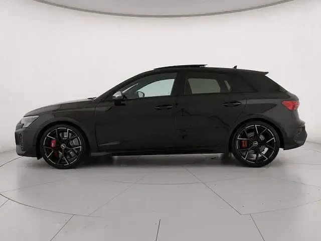 Usata Audi RS3 Sportback Ambiente 400 CV (294 kW) 2024 Nero mythos metallizzato Utilitaria